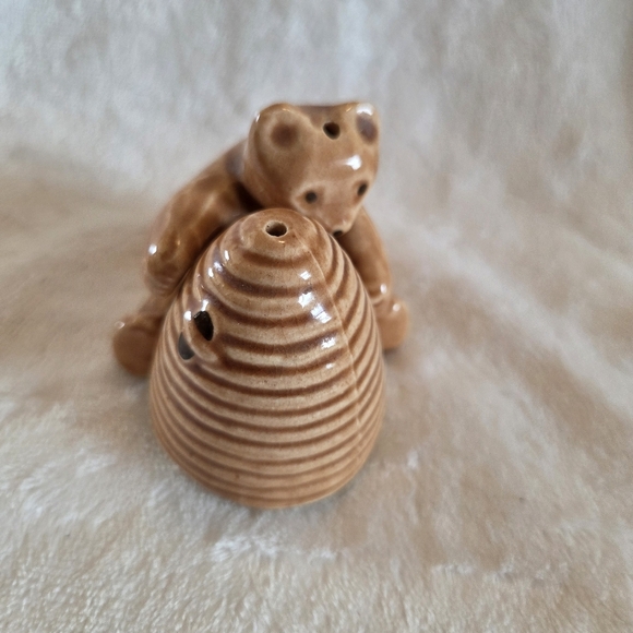 Vintage Other - Vintage Porcelain Brown Bear & Honey Beehive Salt & Pepper Shakers